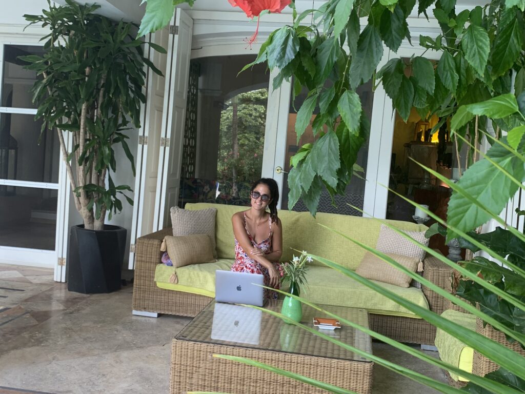 rédactrice SEO tourisme avec ordinateur