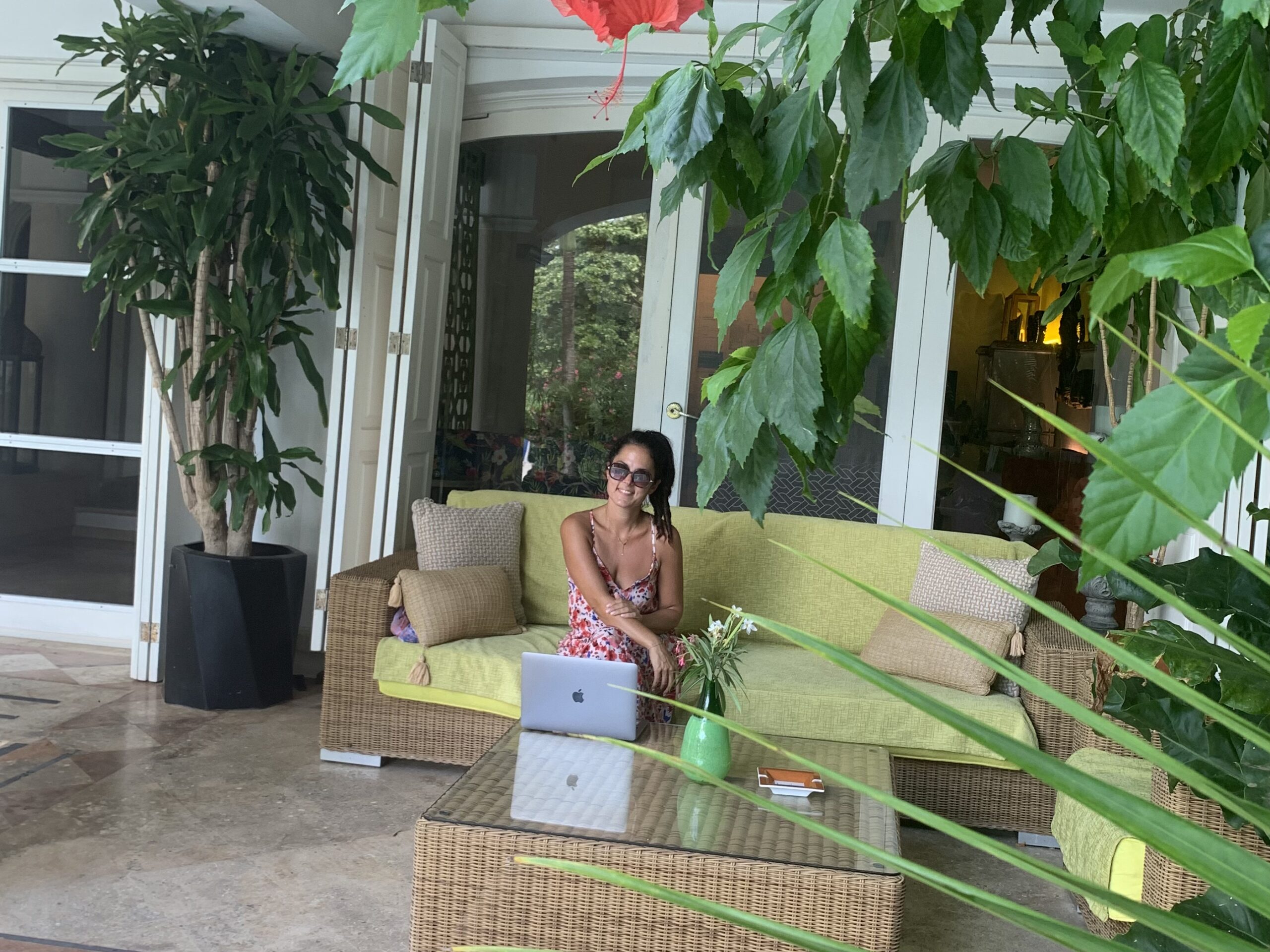 rédactrice SEO tourisme avec ordinateur