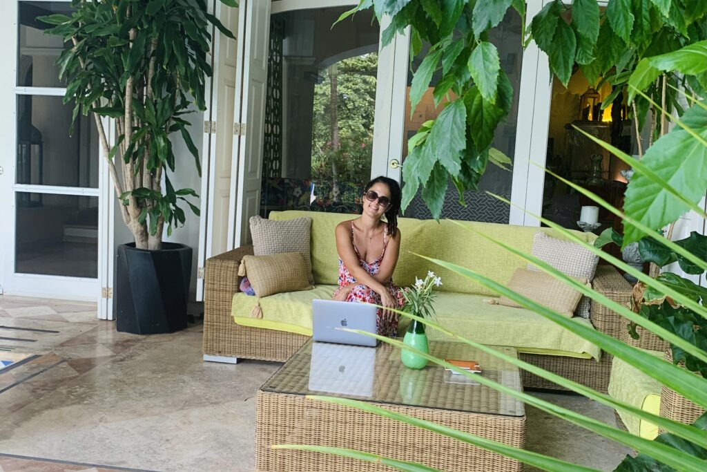 rédactrice SEO tourisme avec ordinateur