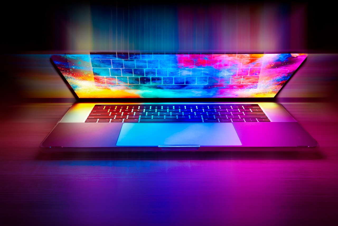 contenu seo avec ordinateur