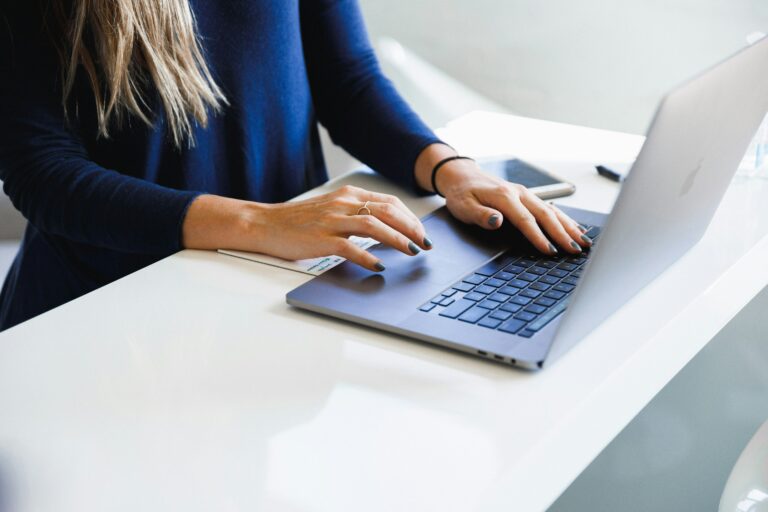 consultante seo freelance avec ordinateur