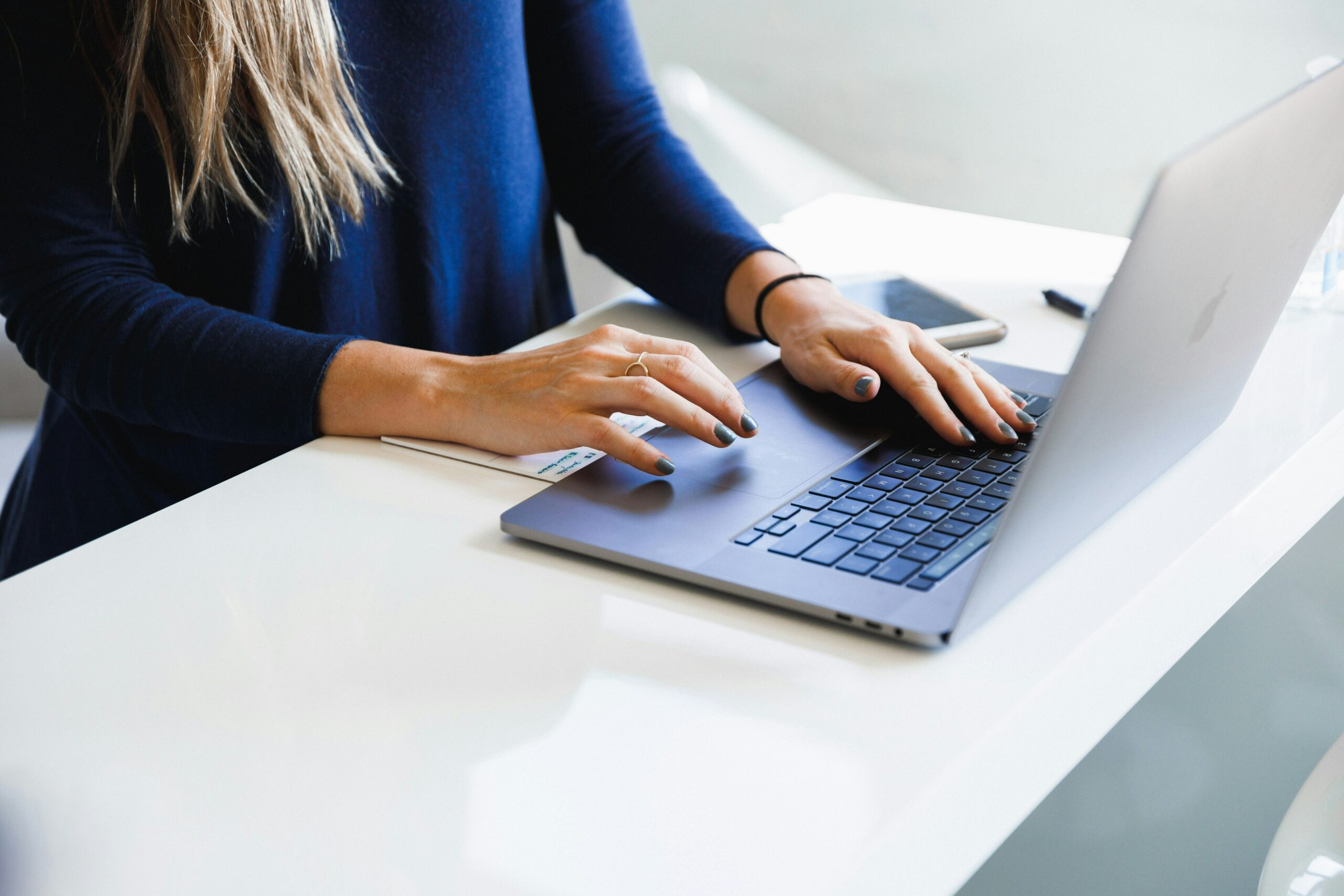 consultante seo freelance avec ordinateur